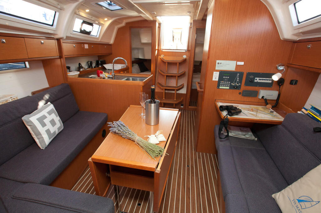 Sailing yacht 