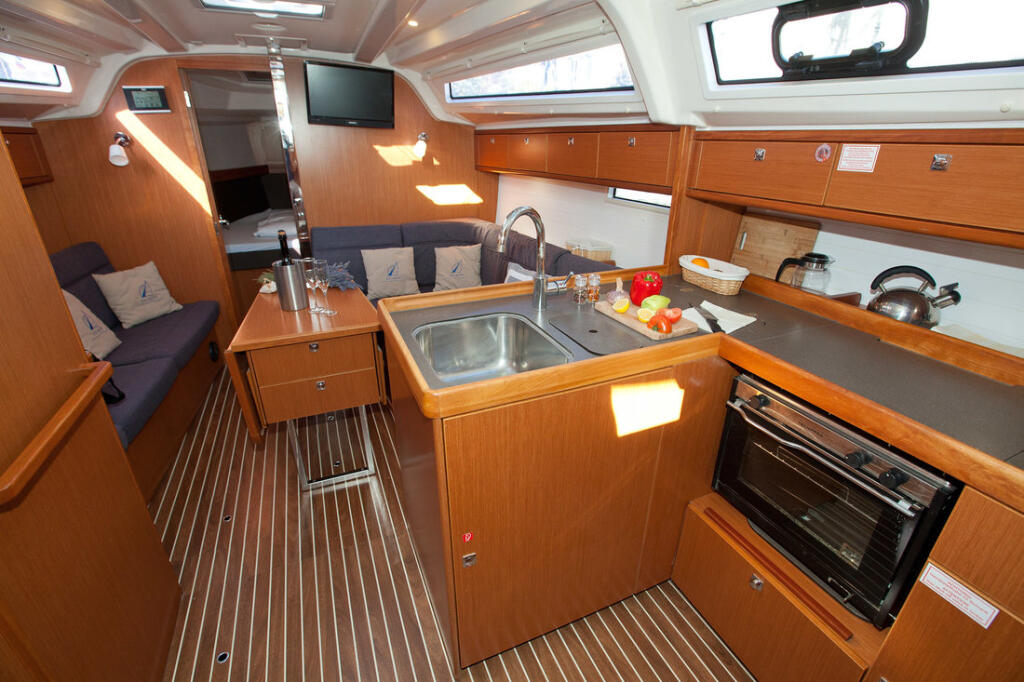 Sailing yacht 