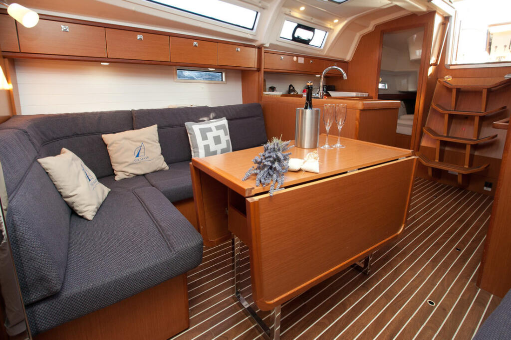 Sailing yacht 