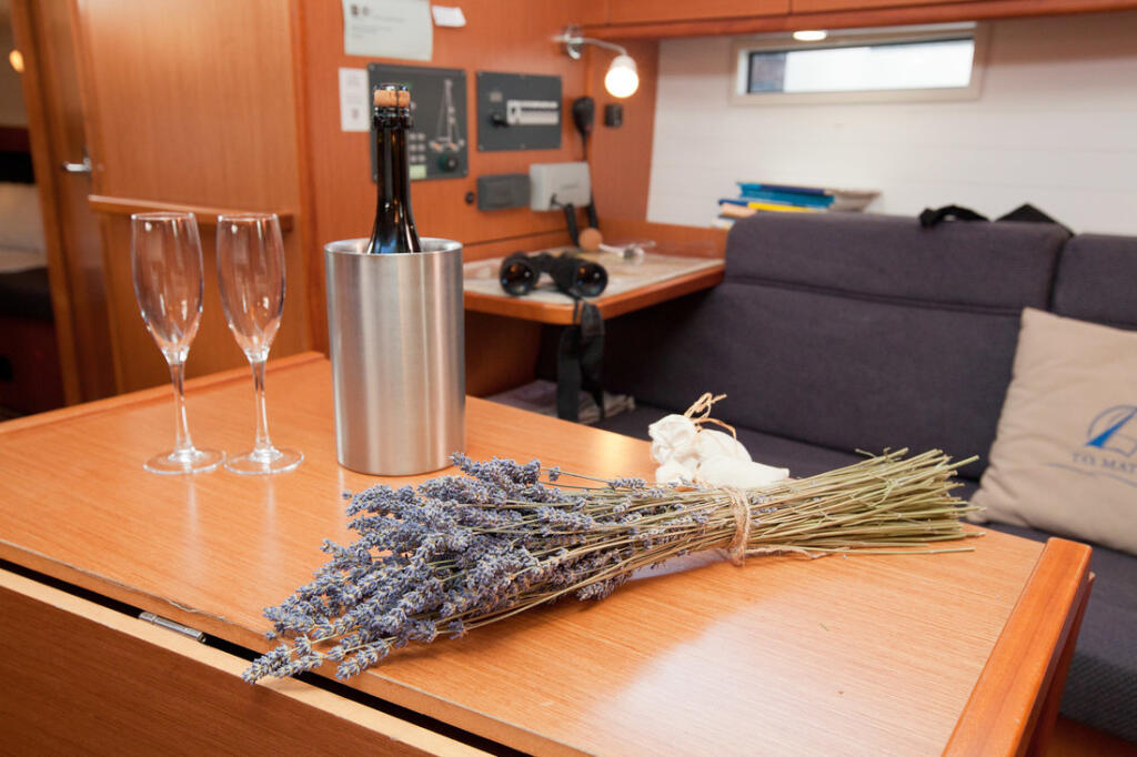 Sailing yacht 