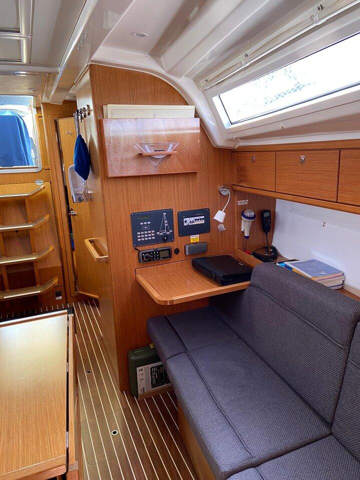 Sailing yacht 