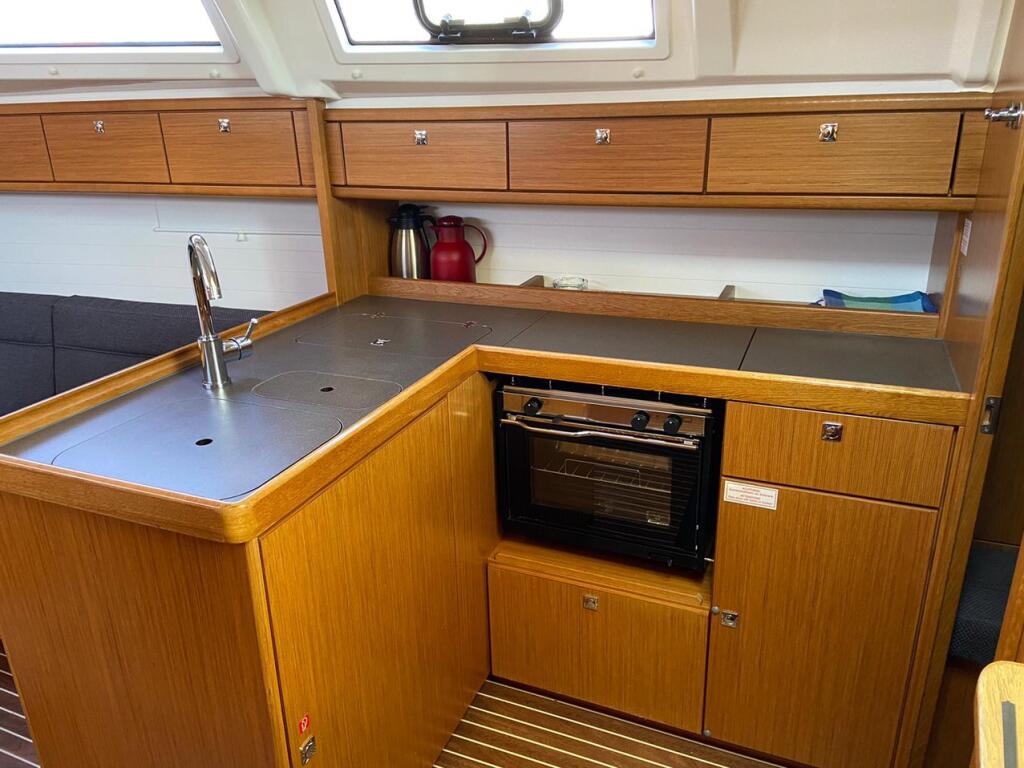 Sailing yacht 
