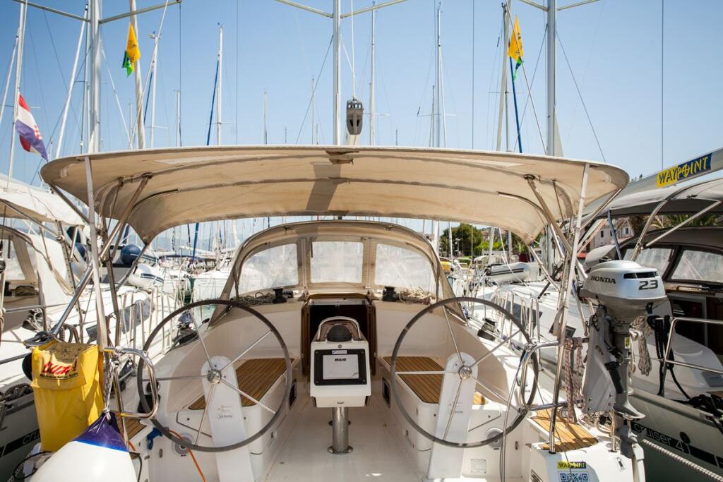 Sailing yacht 