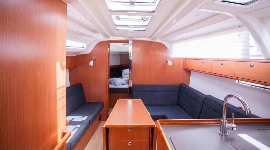 Sailing yacht 
