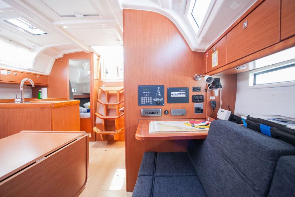 Sailing yacht 