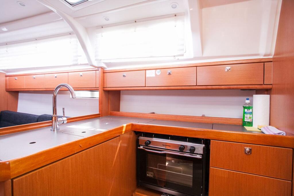 Sailing yacht 