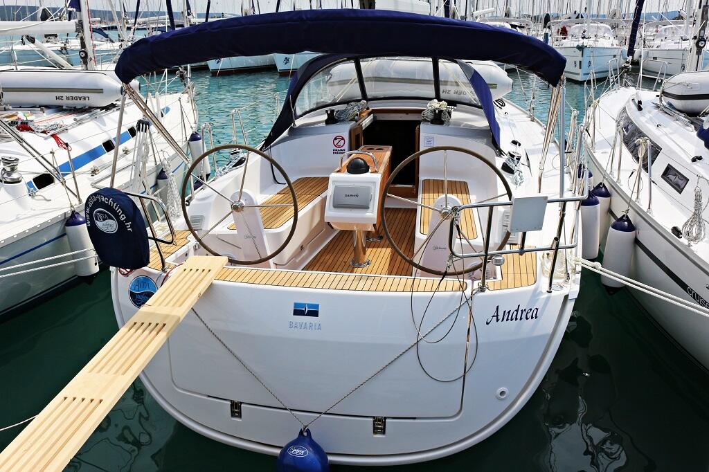 Sailing yacht 