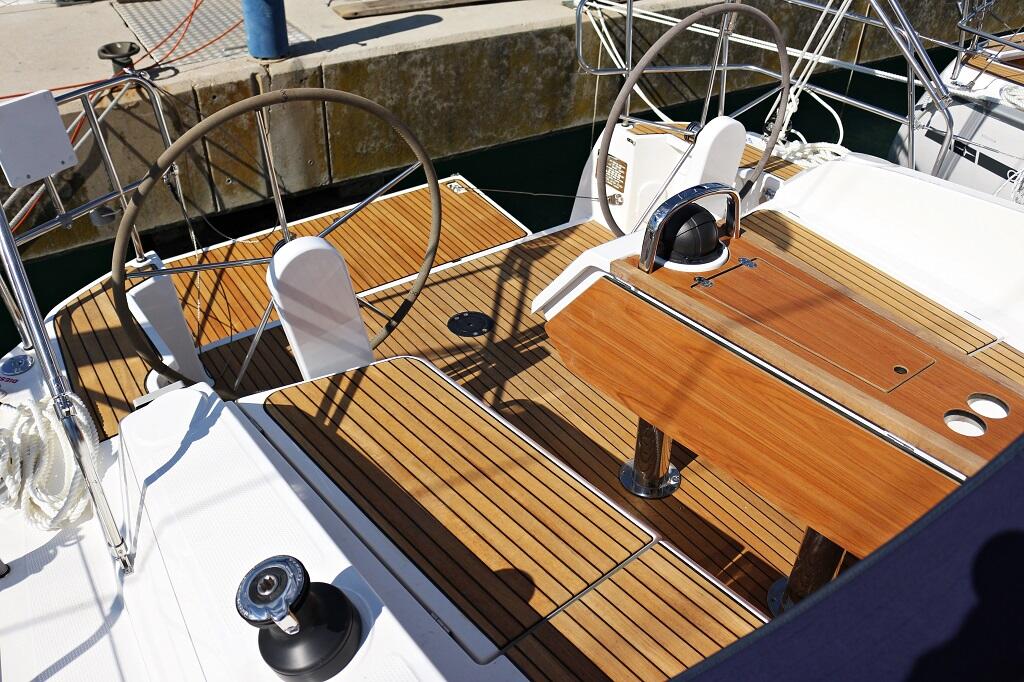 Sailing yacht 