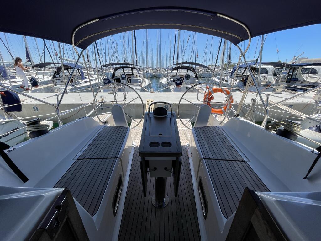 Sailing yacht 