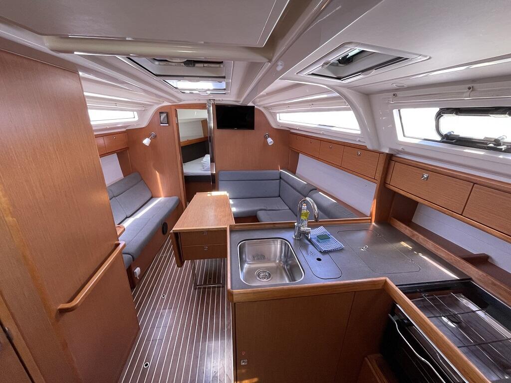 Sailing yacht 