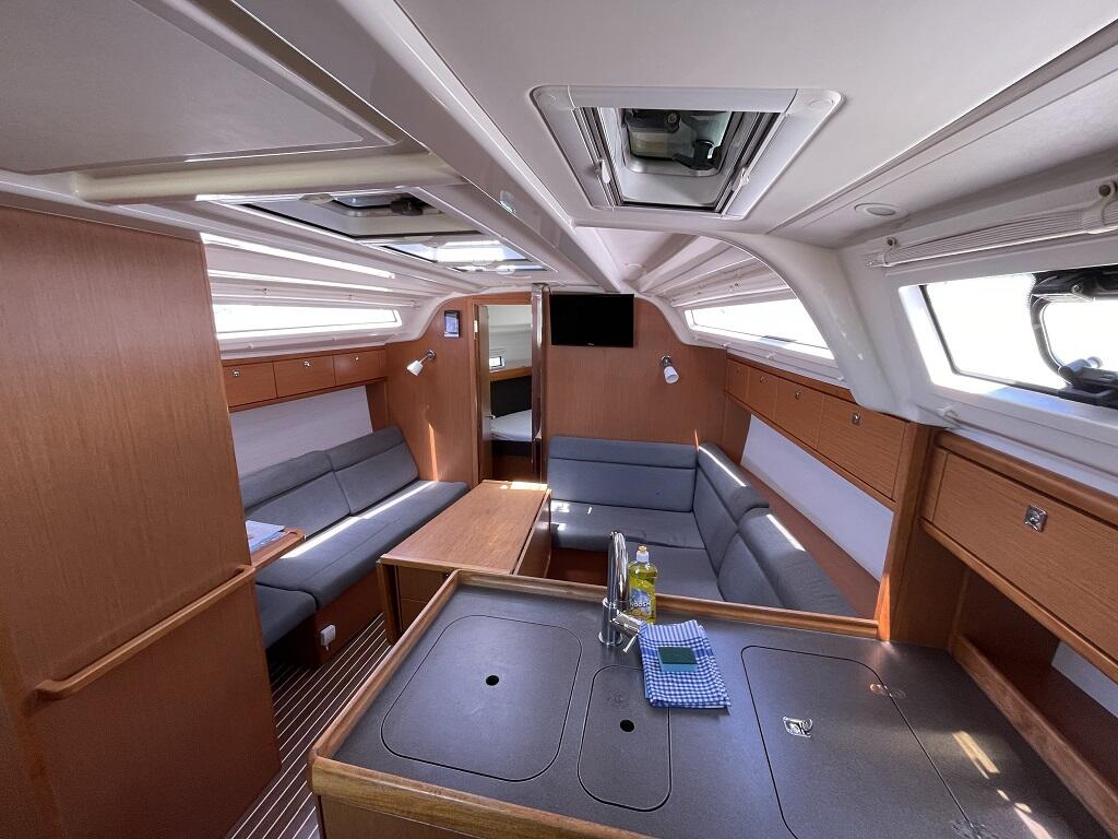Sailing yacht 