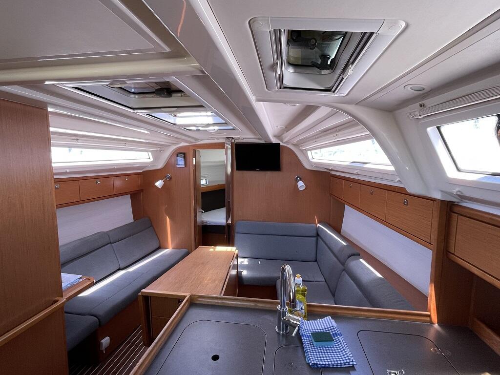 Sailing yacht 