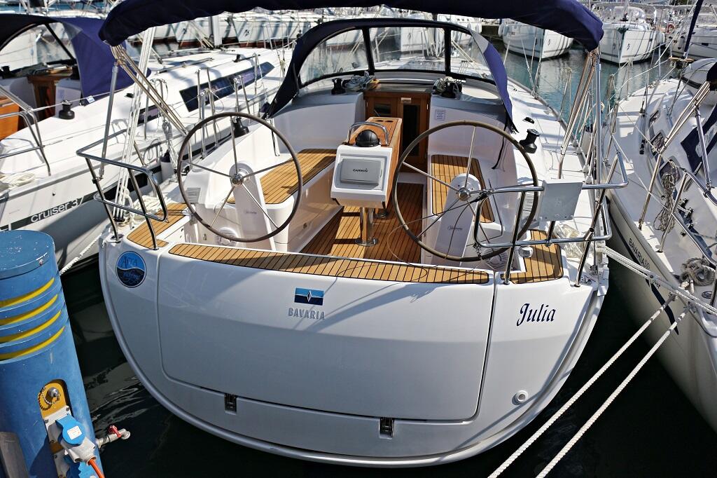 Sailing yacht 