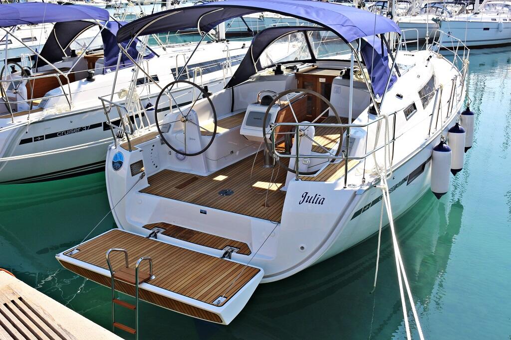 Sailing yacht 