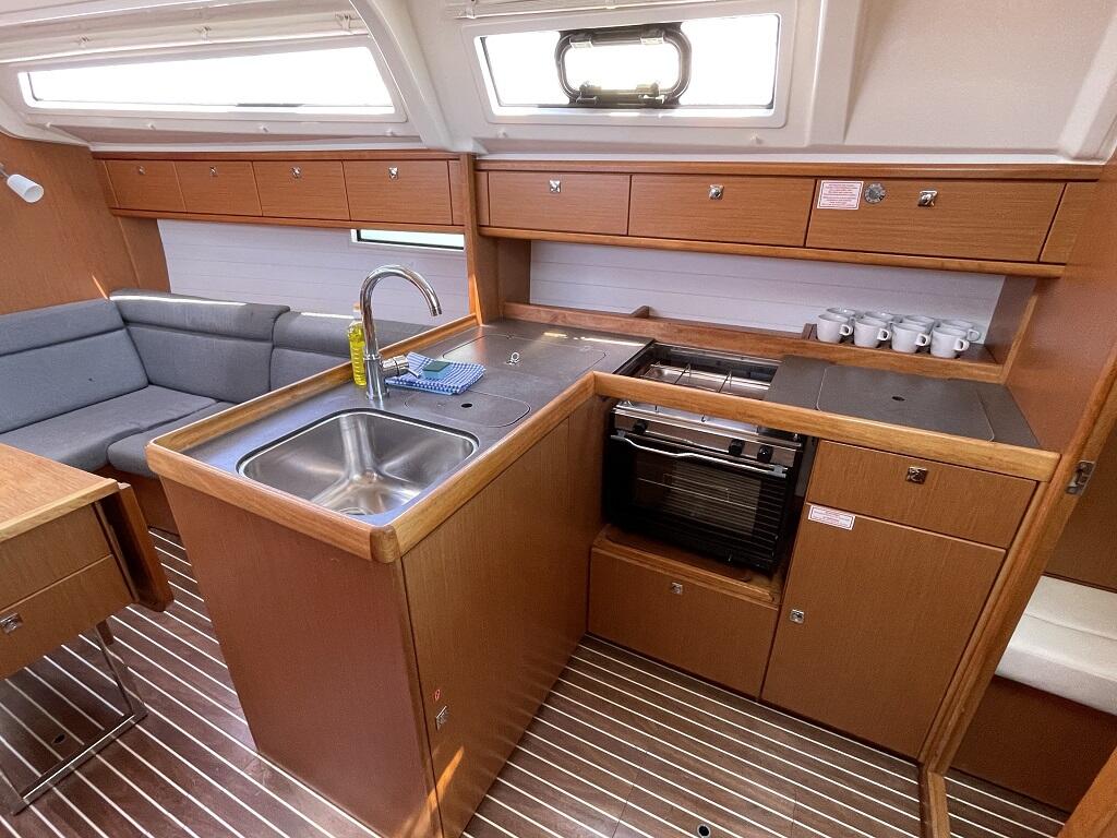 Sailing yacht 
