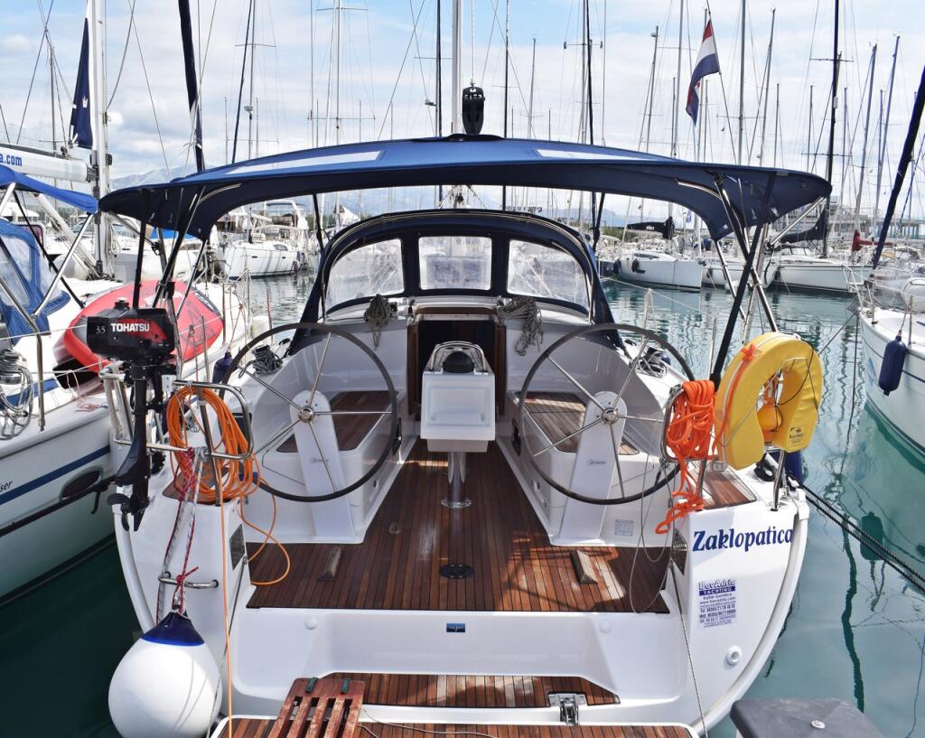 Sailing yacht 