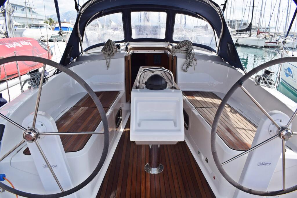 Sailing yacht 