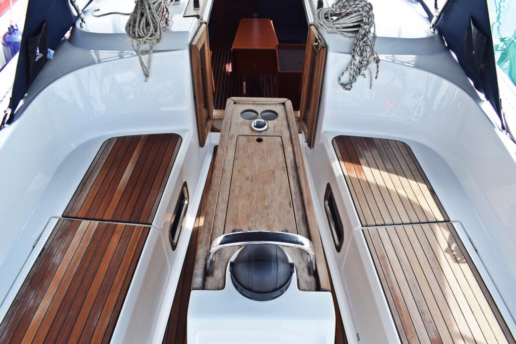 Sailing yacht 