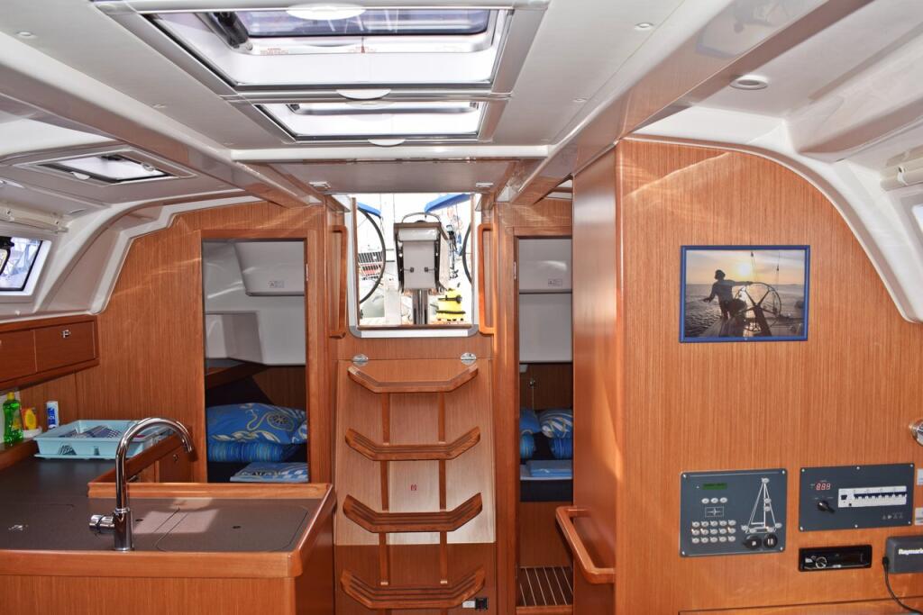 Sailing yacht 