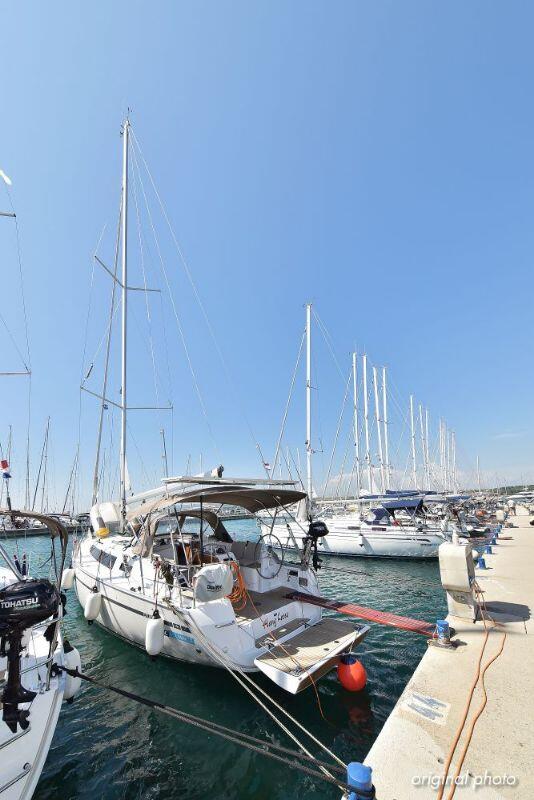 Sailing yacht 