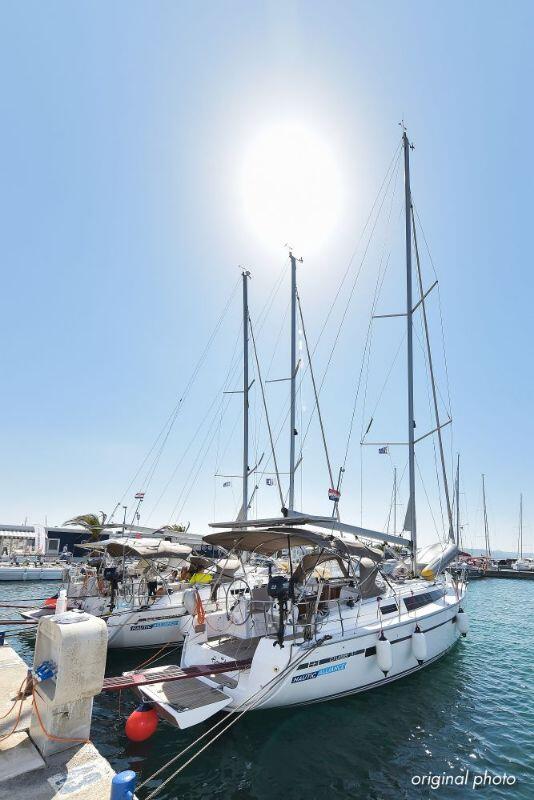 Sailing yacht 