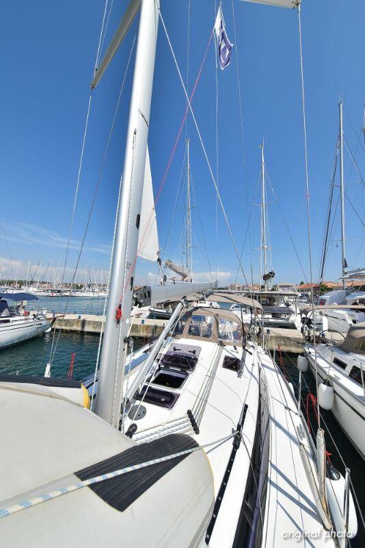 Sailing yacht 