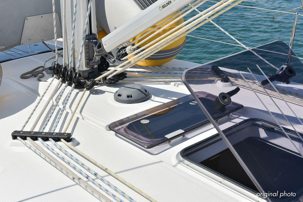 Sailing yacht 