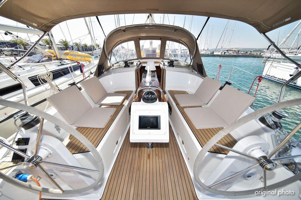 Sailing yacht 