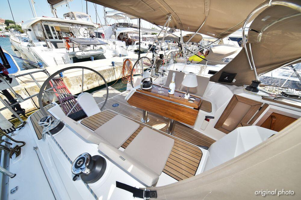 Sailing yacht 