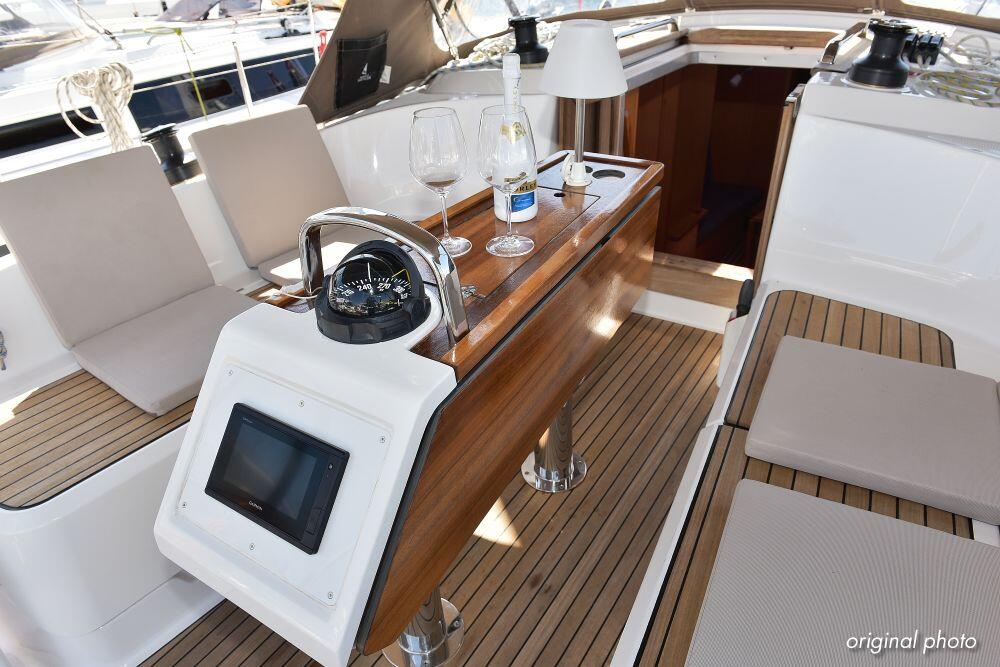 Sailing yacht 