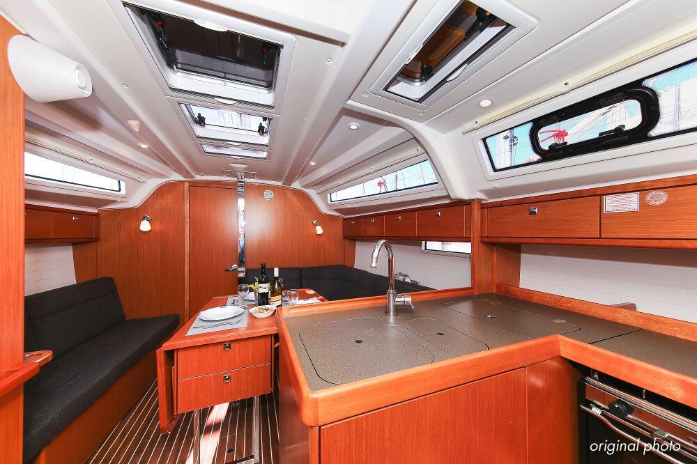 Sailing yacht 
