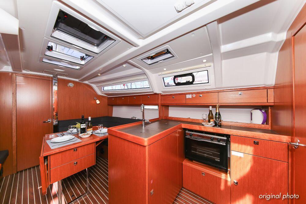 Sailing yacht 
