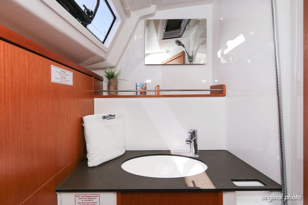 Sailing yacht 