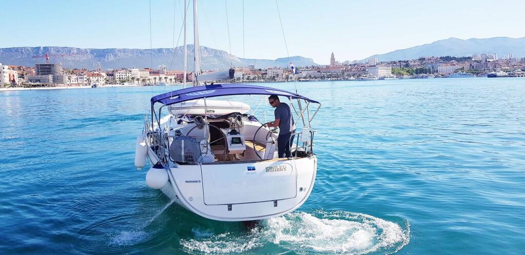 Sailing yacht 