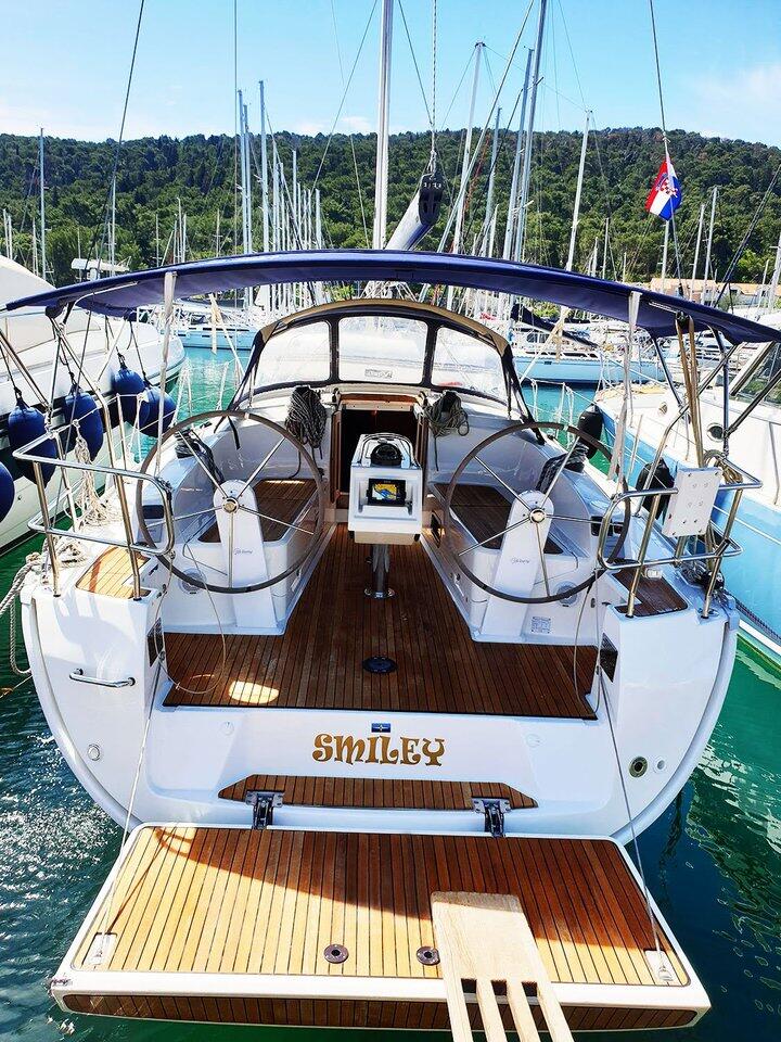 Sailing yacht 