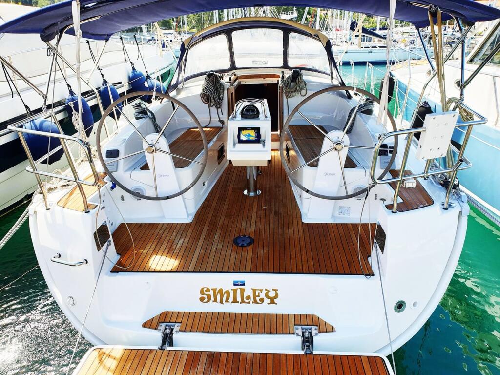 Sailing yacht 