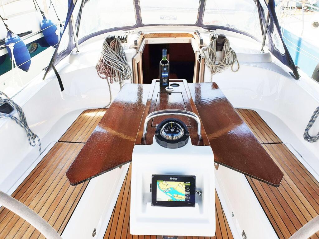 Sailing yacht 