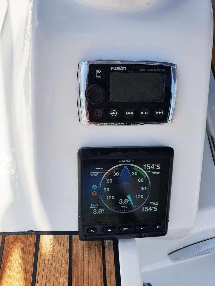 Sailing yacht 