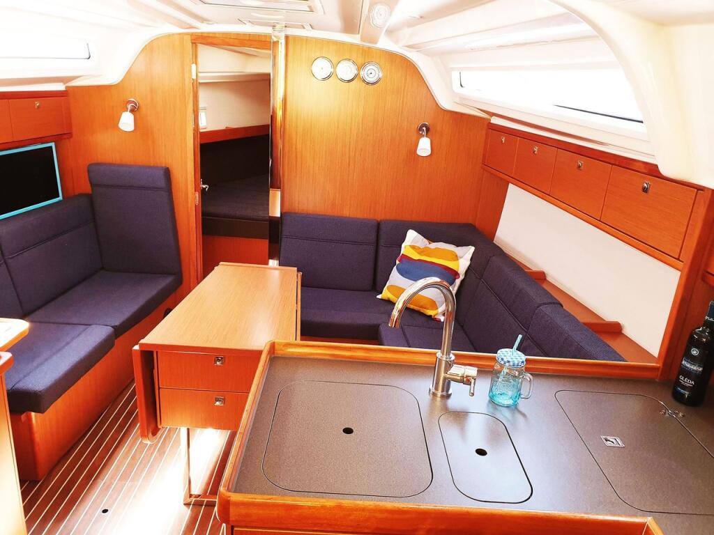 Sailing yacht 