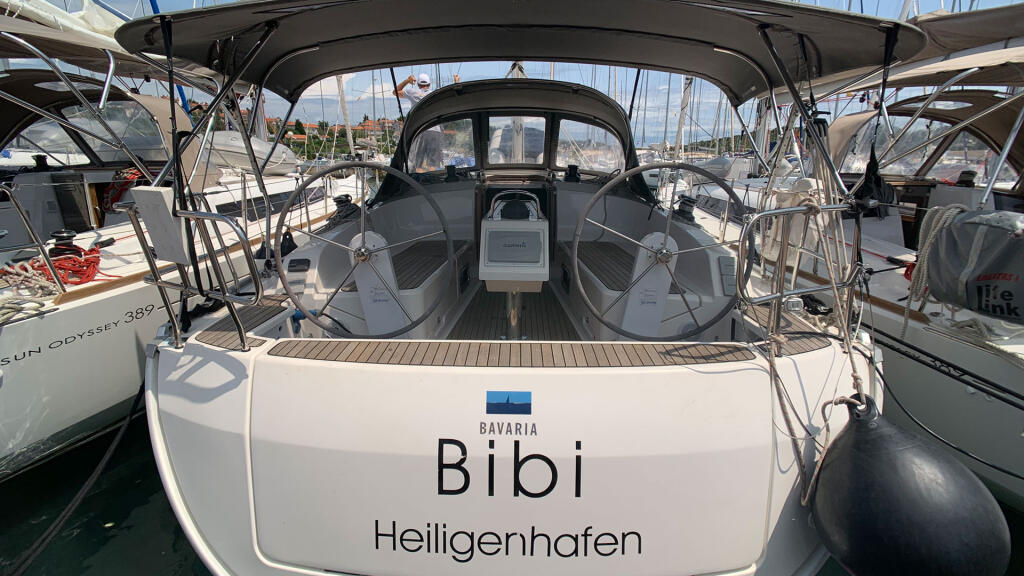 Sailing yacht 