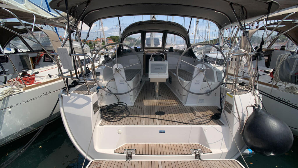 Sailing yacht 