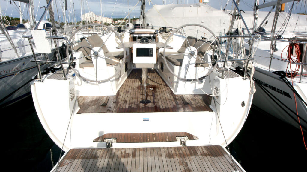 Sailing yacht 