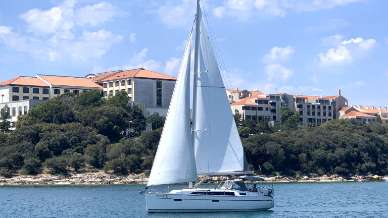 Sailing yacht 