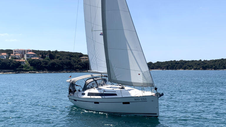 Sailing yacht 