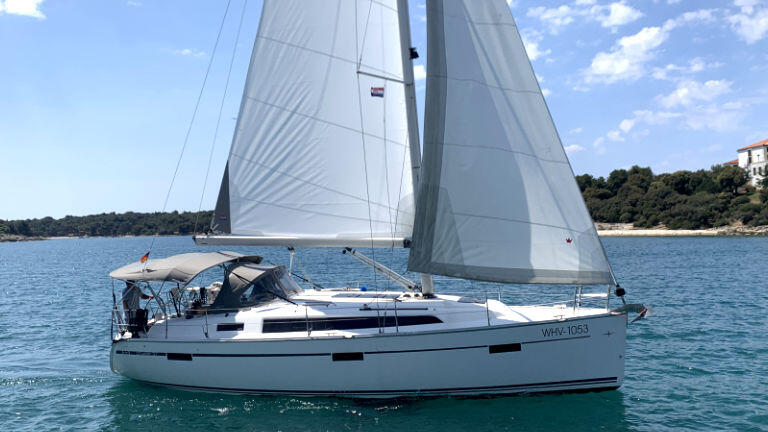 Sailing yacht 