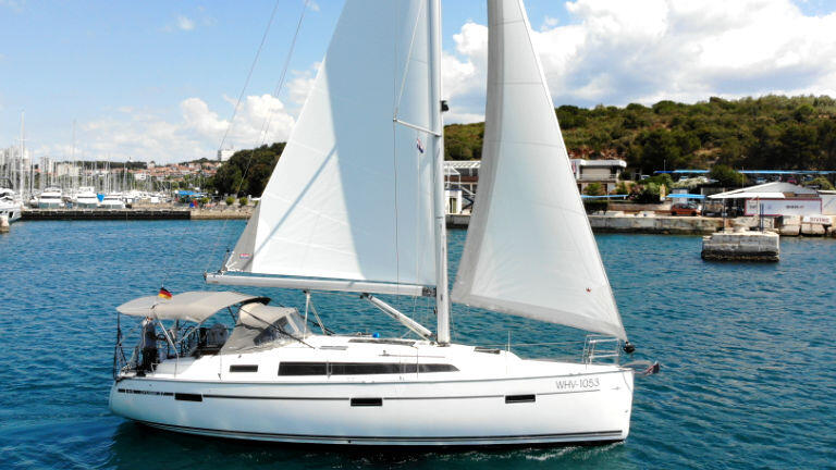 Sailing yacht 