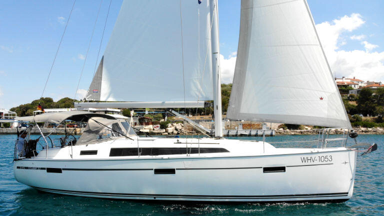 Sailing yacht 