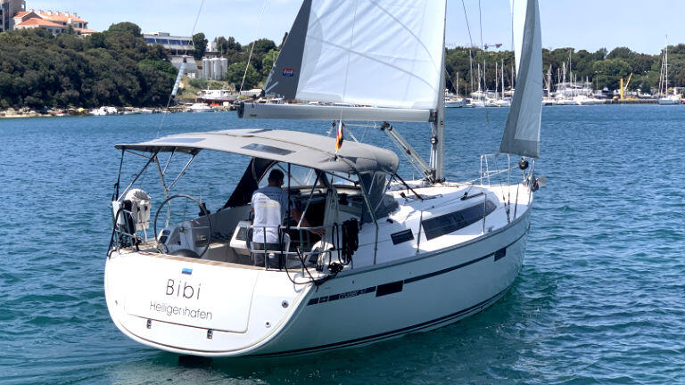 Sailing yacht 