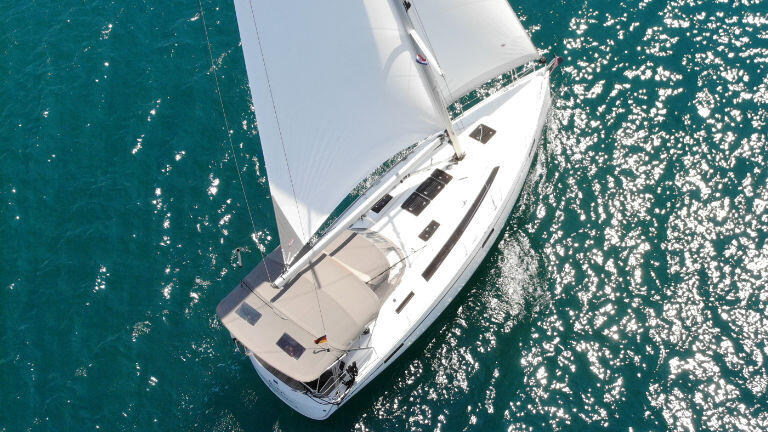 Sailing yacht 