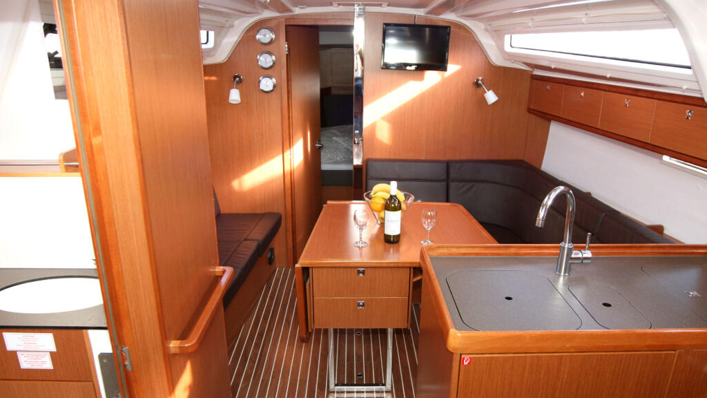 Sailing yacht 